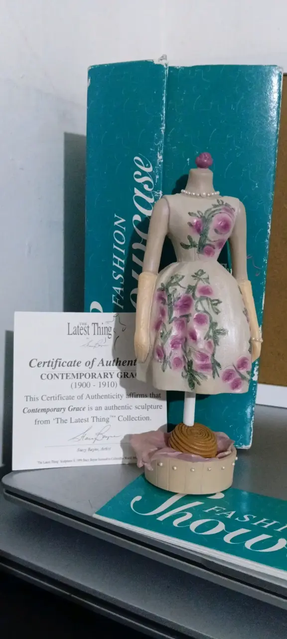 Figura Decorativa Fashion Showcase con Flores - 4