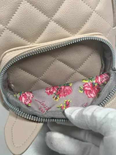 Mochila beige con diseño de perro Betsey Johnson - miniatura 6