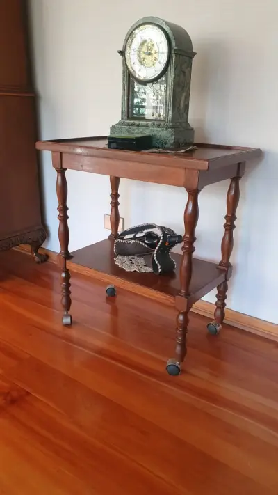 Mesa Auxiliar de Madera con Ruedas - miniatura 1