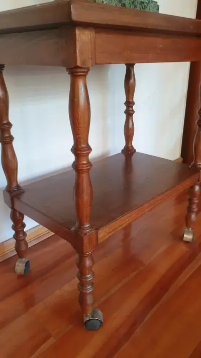 Mesa Auxiliar de Madera con Ruedas - miniatura 2