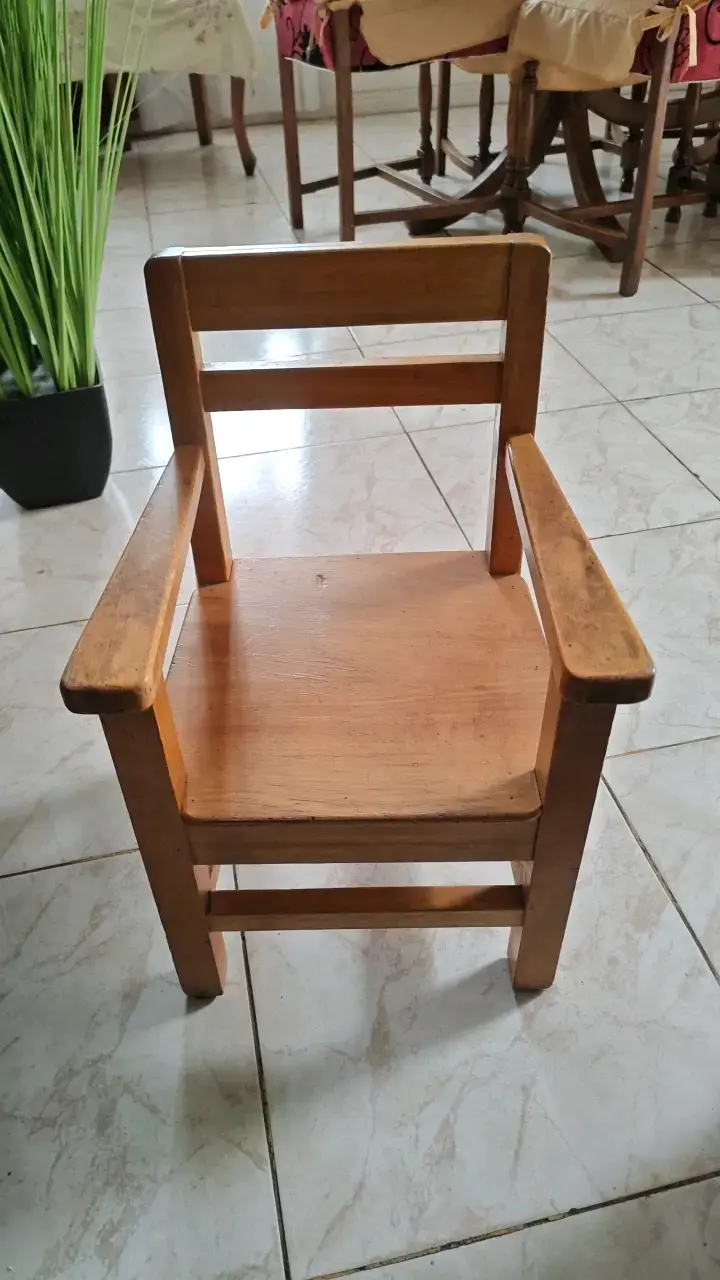 Silla de madera para niños en buen estado