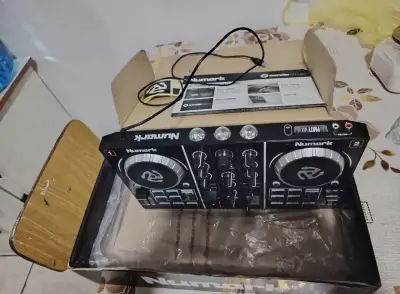 Controlador DJ Numark Party Mix con luces integradas - miniatura 6