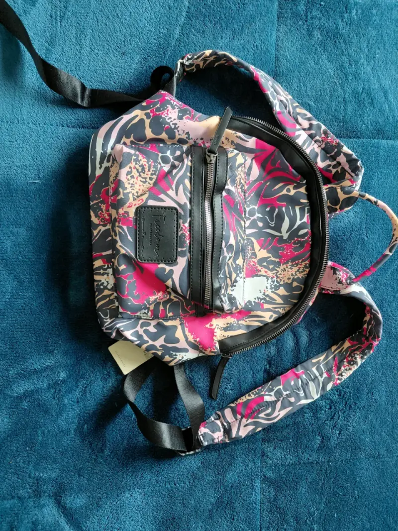Mochila estampada multicolor con cierre