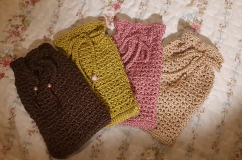 Fundas tejidas a crochet para gafas en varios colores