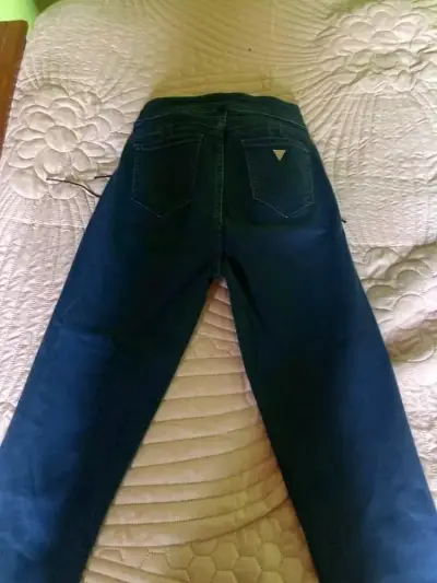 Jeans ajustados azul oscuro con detalle lateral - miniatura 1
