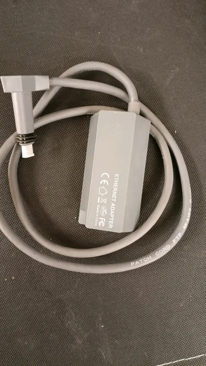 Adaptador Ethernet con cable gris