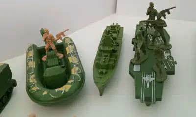 Set de juguetes militares con figuras y vehículos - miniatura 2
