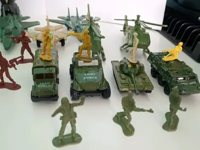 Set de juguetes militares con figuras y vehículos - miniatura 5