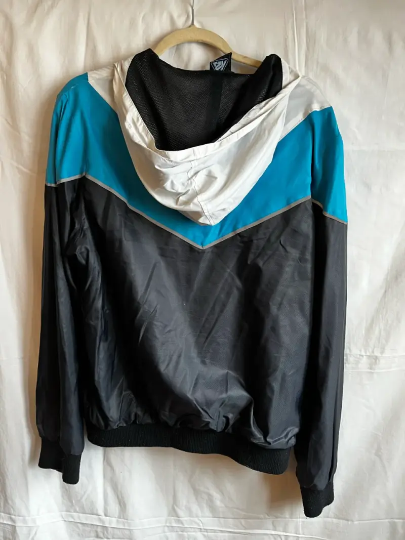 Chaqueta deportiva K2 con capucha y diseño tricolor - 3