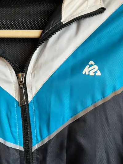 Chaqueta deportiva K2 con capucha y diseño tricolor - miniatura 4