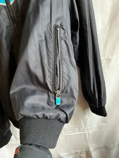 Chaqueta deportiva K2 con capucha y diseño tricolor - miniatura 5