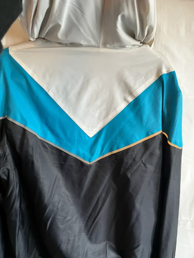 Chaqueta deportiva K2 con capucha y diseño tricolor - 6