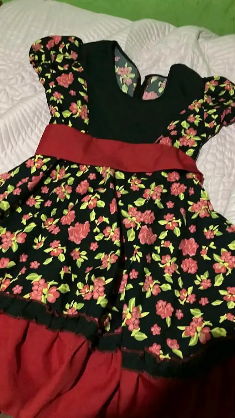 Vestido floral negro con lazo rojo