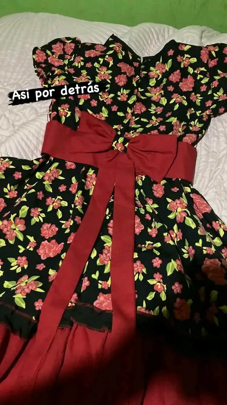 Vestido floral negro con lazo rojo - 2