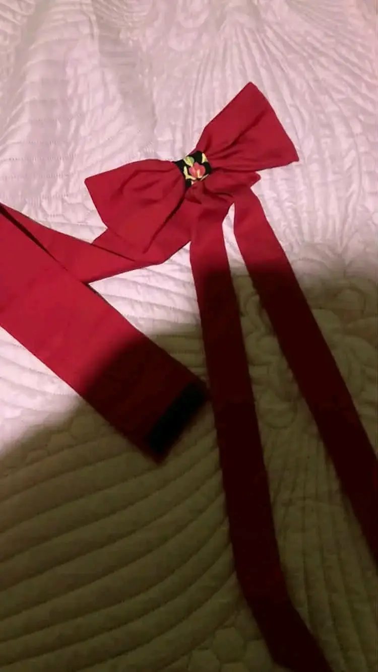Vestido floral negro con lazo rojo - 3