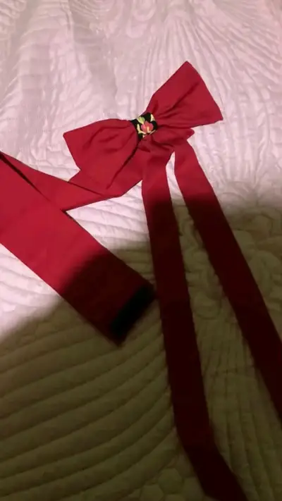 Vestido floral negro con lazo rojo - miniatura 3