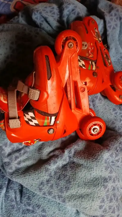Patines ajustables rojos para niños talla 31 - miniatura 2