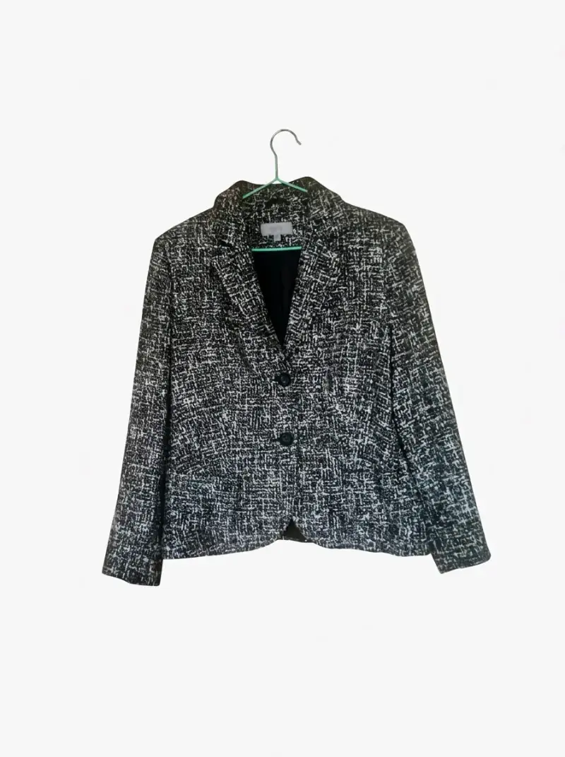 Blazer de mujer en blanco y negro elegante