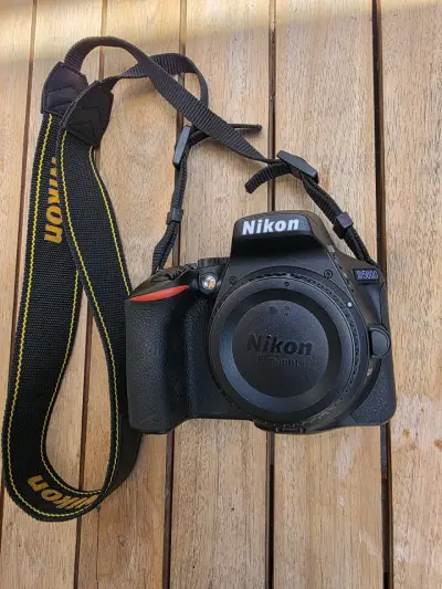 Cámara Nikon D5600 con lentes y cargador - miniatura 1