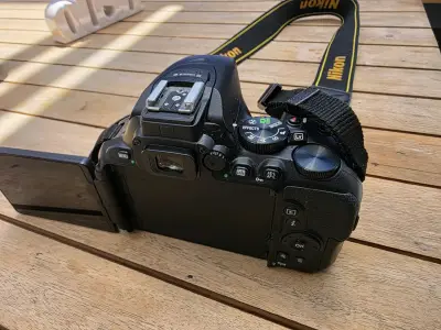 Cámara Nikon D5600 con lentes y cargador - miniatura 2