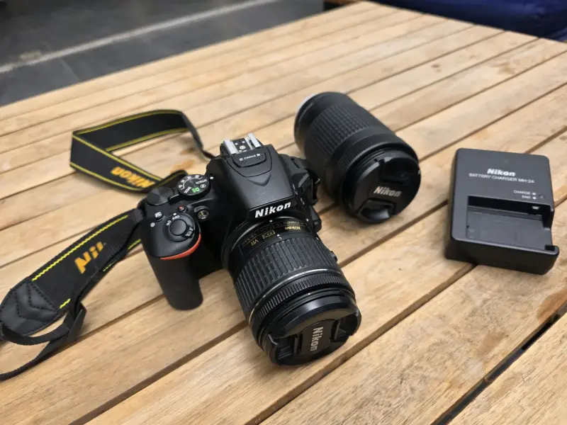 Cámara Nikon D5600 con lentes y cargador - 4