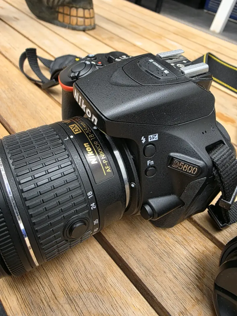 Cámara Nikon D5600 con lentes y cargador - 5