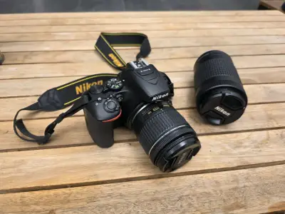 Cámara Nikon D5600 con lentes y cargador - miniatura 6