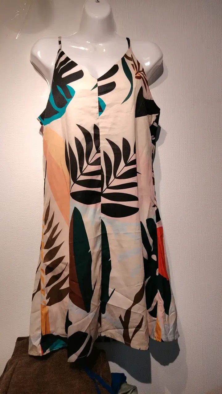 Vestido estampado tropical sin mangas