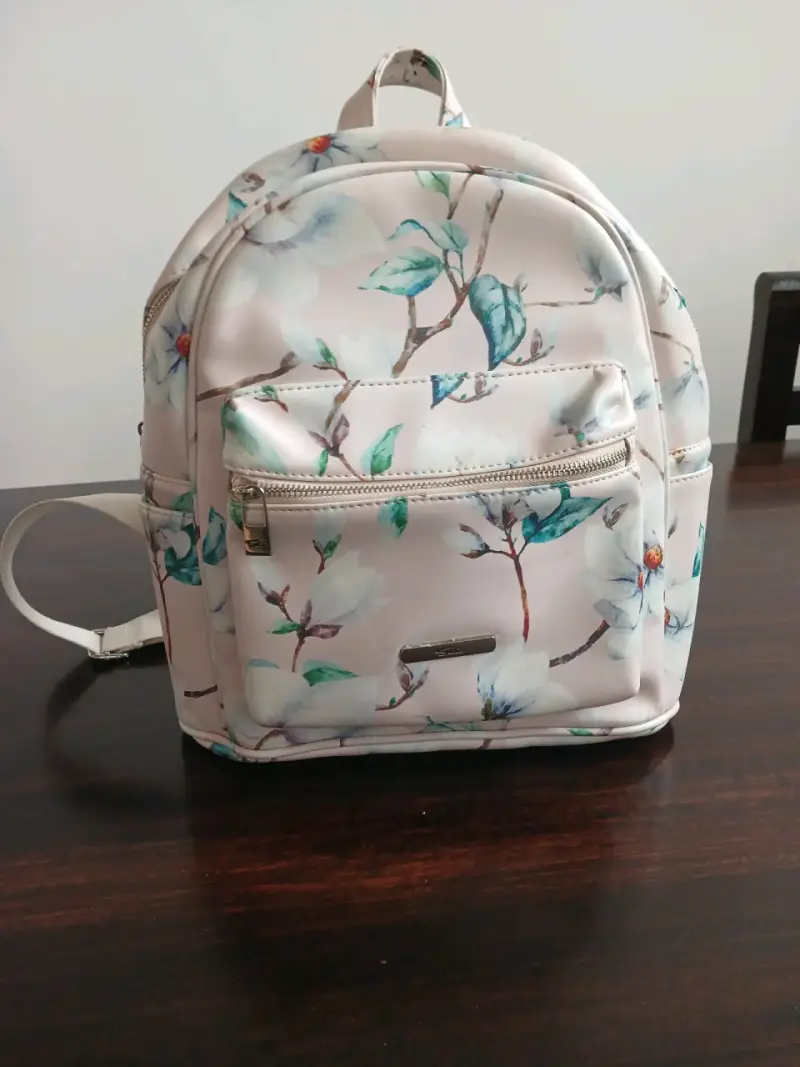 Mochila floral pequeña con diseño elegante