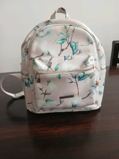 Mochila floral pequeña con diseño elegante - miniatura 1