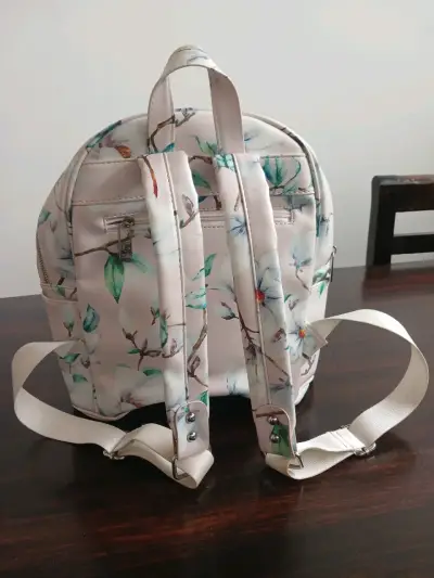 Mochila floral pequeña con diseño elegante - miniatura 2