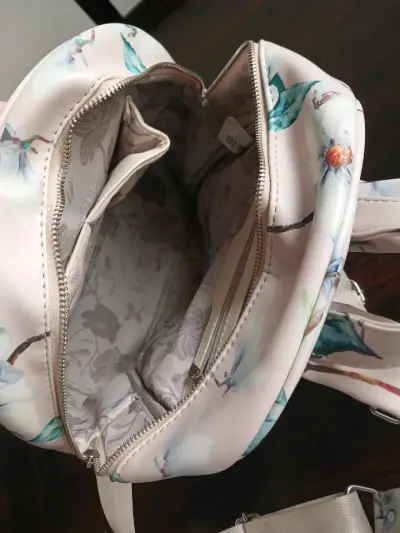 Mochila floral pequeña con diseño elegante - miniatura 3