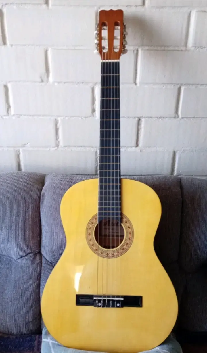 Guitarra clásica poco uso