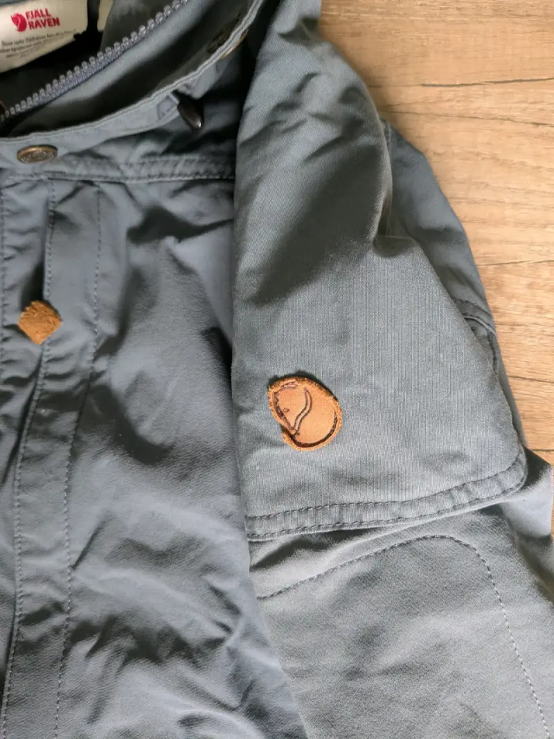 Chaqueta impermeable gris con capucha Fjällräven - 3