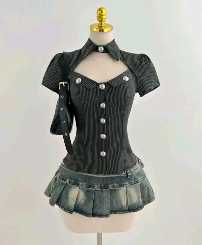 Blusa negra con botones decorativos y cuello alto - 1