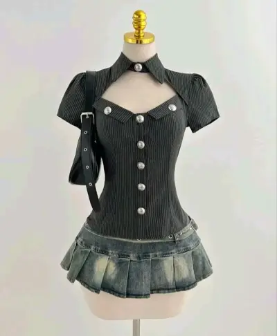 Blusa negra con botones decorativos y cuello alto - miniatura 1