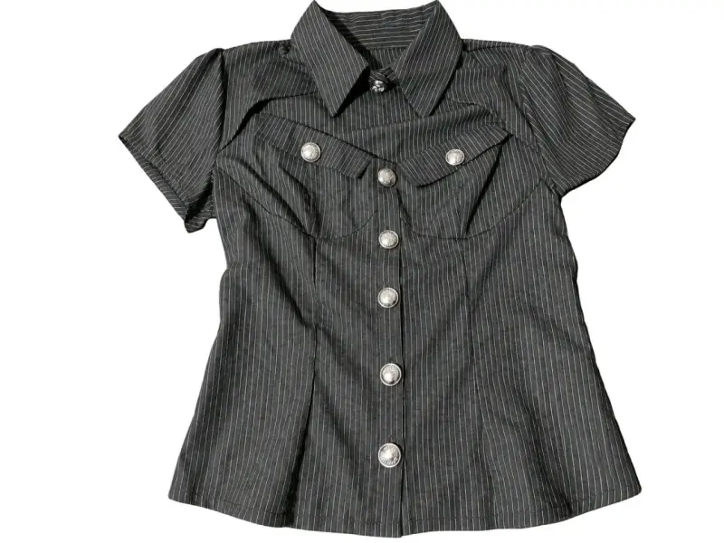 Blusa negra con botones decorativos y cuello alto - 2
