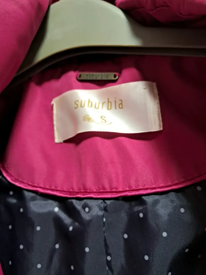Abrigo rojo para mujer Suburbia con diseño elegante - 2
