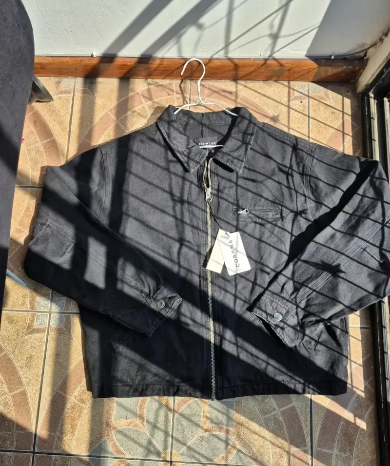 Chaqueta negra de mezclilla tipo carhartt - 2