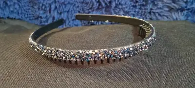 Diadema con cristales brillantes - miniatura 1