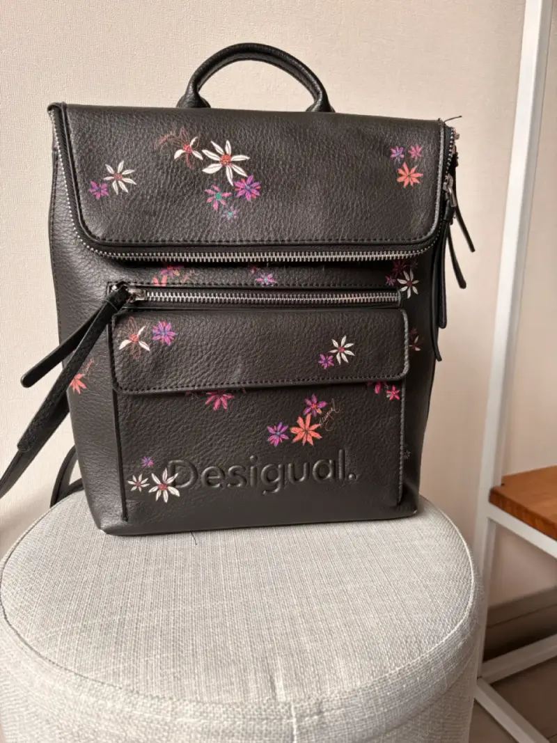 Mochila Desigual negra con flores