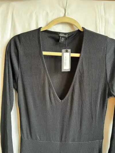 Enterito negro Boohoo con escote en V - miniatura 2