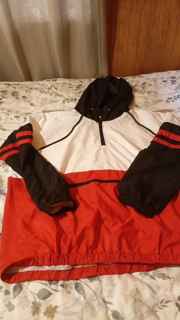 Cortaviento unisex rojo y negro con capucha - 1