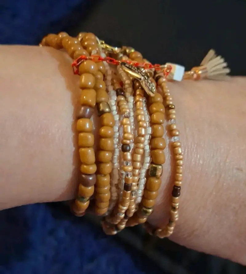 Set de Pulseras de Cuentas Multicolor y Doradas - 4
