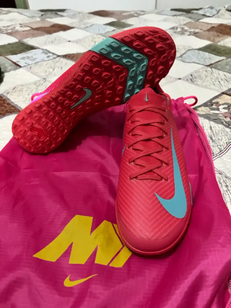 Zapatillas de fútbol Nike rojas nuevas - 1