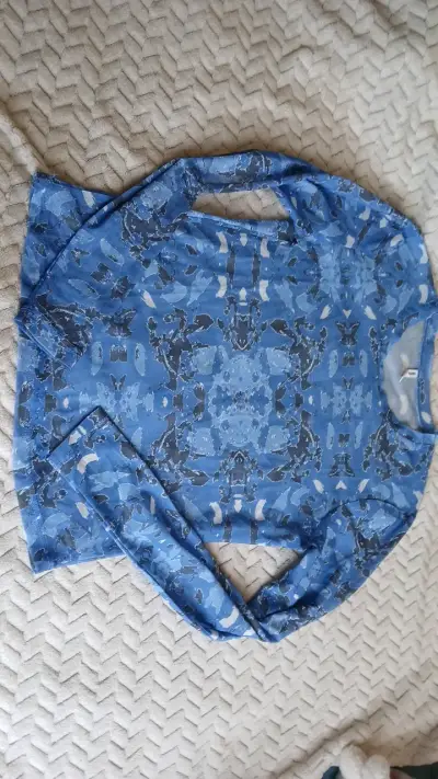 Polera manga larga azul con diseño abstracto - miniatura 1