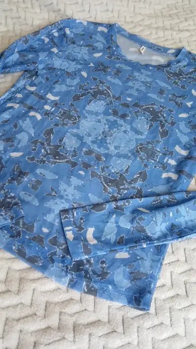 Polera manga larga azul con diseño abstracto - miniatura 2