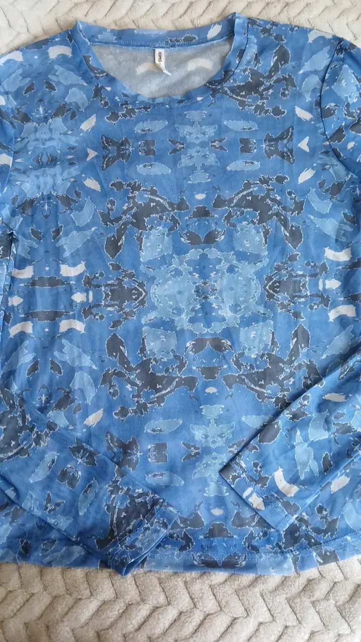 Polera manga larga azul con diseño abstracto - 3