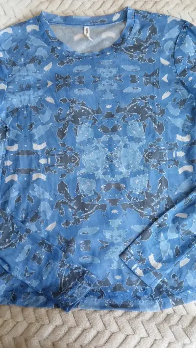 Polera manga larga azul con diseño abstracto - miniatura 3