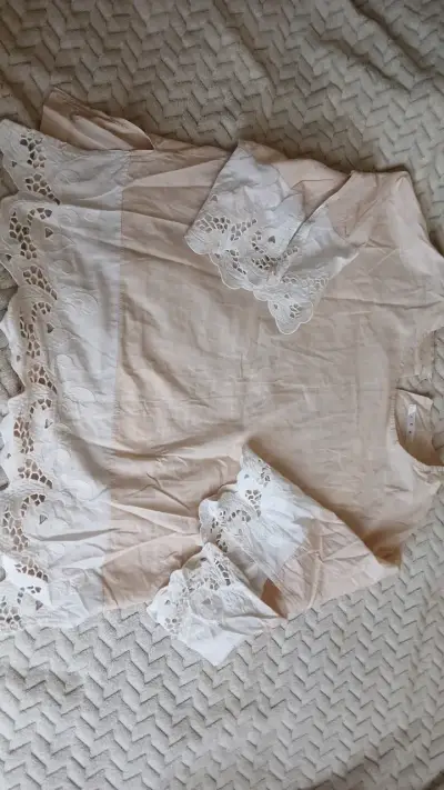Blusa beige con encaje blanco - miniatura 1